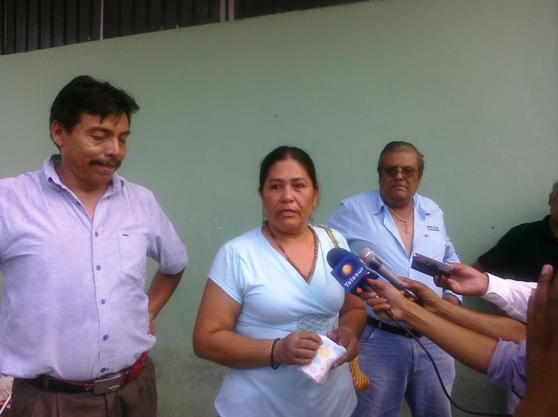 Die Aktivisten Sara López, Joaquín Aguilar und Guadalupe Borjas bei ihrer Freilassung im Juni 2010