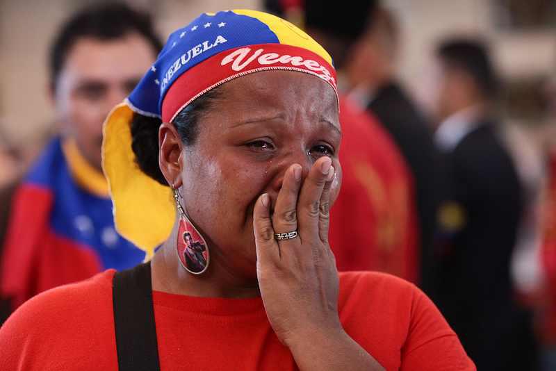 Eine weinende Frau am Sarg des Präsidenten