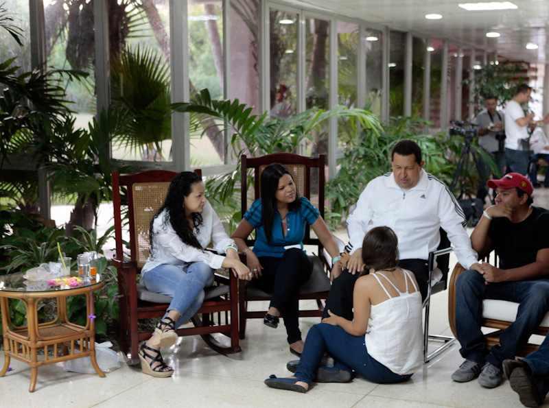 Hugo Chávez mit seinen Kindern in der Klinik in Kuba.