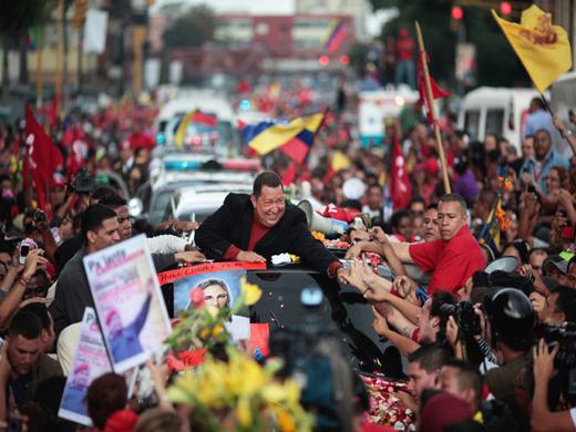 Hugo Chávez muss im Februar 2012 erneut in Kuba operiert werden. Auf dem Weg zum Flughafen wird er von Tausenden Anhängern begleitet.