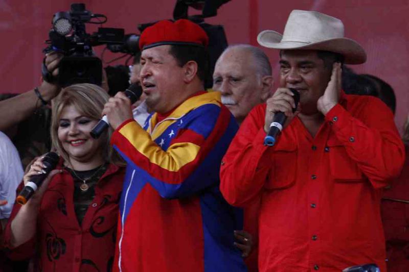 Bei einer Großkundgebung feiern Chávez und seine Anhänger seine erneute Kandidatur. Am 11. Juni 2012 ließ er sich offiziell beim Wahlrat als Präsidentschaftskandidat für die Wahl am 7. Oktober registrieren.