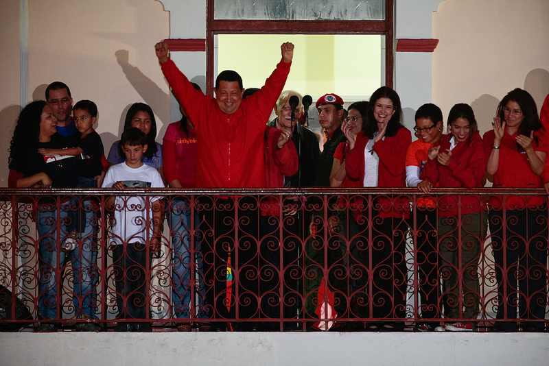 Am Abend des Wahltages: Hugo Chávez auf dem Balkon des Präsidentenpalastes. Rund 55 Prozent der Wähler hatten für ihn gestimmt.