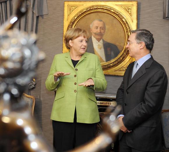 Angela Merkel traf 2008 mit dem damaligen kolumbianischen Präsidenten Àlvaro Uribe zusammen und lobte dessen Fortschritte bei den Menschenrechten