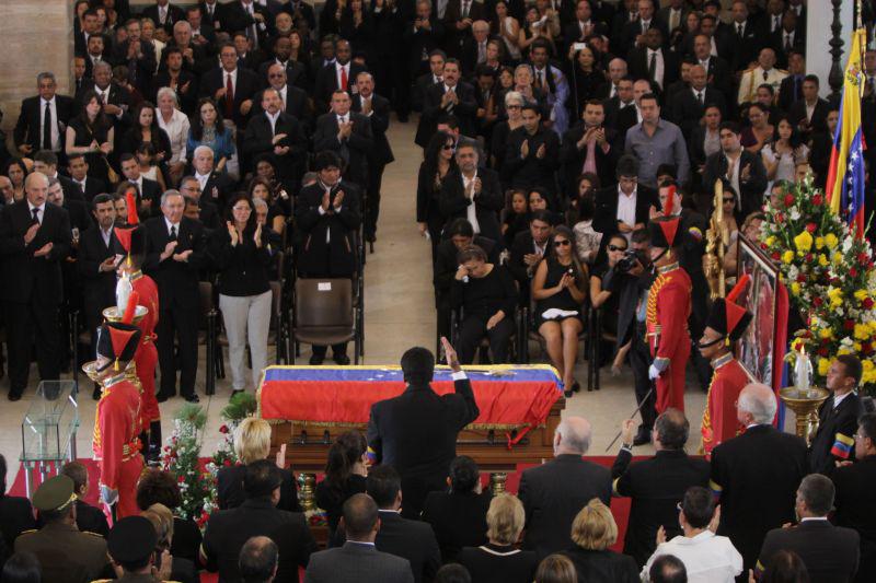 Nicolás Maduro spricht zum Abschluss der Trauerfeier zu den geladenen Gästen aus dem In- und Ausland