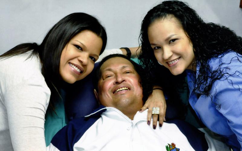 Am 14. Februar veröffentlicht die Regierung Venezuelas Fotos von Hugo Chávez mit seinen Töchtern María Gabriela und Rosa Virginia.