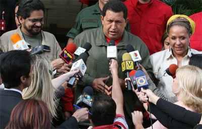 Hugo Chávez setzt sich wiederholt für eine politische Lösung des bewaffneten Konfliktes in Kolumbien ein. Im Jahr 2007 trifft er mit FARC-Kommandant Iván Márquez - heute Leiter der Delegation bei den Friedensgesprächen - und der Menschenrechtsaktivistin Piedad Córdoba zusammen.