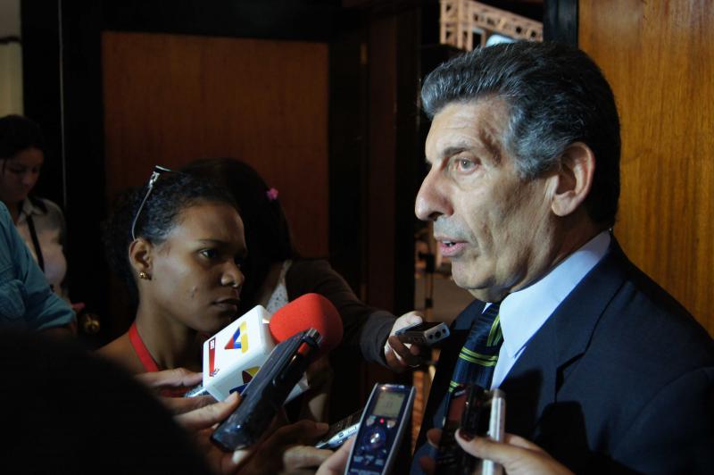 Carlos Chaco Alvarez, Leiter der Delegation des UNASUR bei den Wahlen in Venezuela, erläutert vor der Presse die Zielstellung der Mission