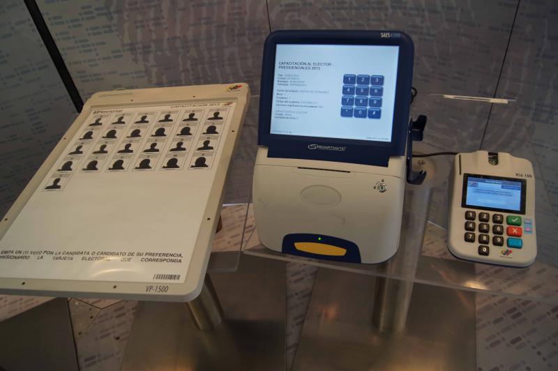 Wahlmaschinen der Firma Smartmatic mit Identifizierungseinheit.