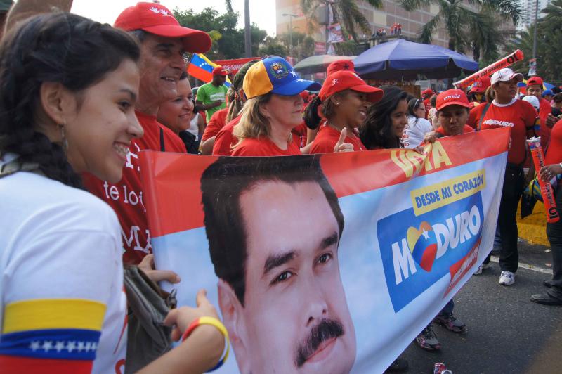 Regierungsanhänger mit Transparent mit dem Konterfei von Nicolás Maduro