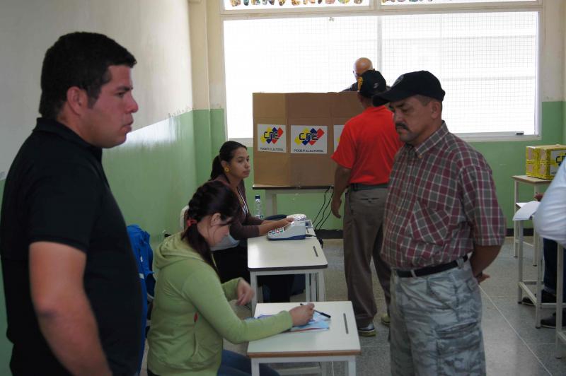Abstimmung in einem Wahlbüro in Ciudad Caribia