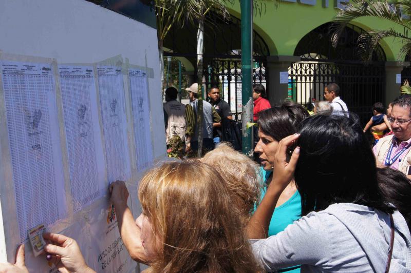 Wählerinnen im Westen von Caracas suchen vor der Stimmabgabe in den Listen nach ihrem Wahltisch