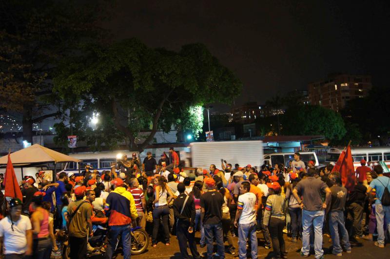 Bei Einbruch der Dunkelheit versammeln sich die Unterstützer von Nicolás Maduro auf der Straße.