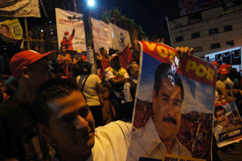 Ein Nachbar hat die Wahlplakate der Maduro-Kampagne mitgebracht.