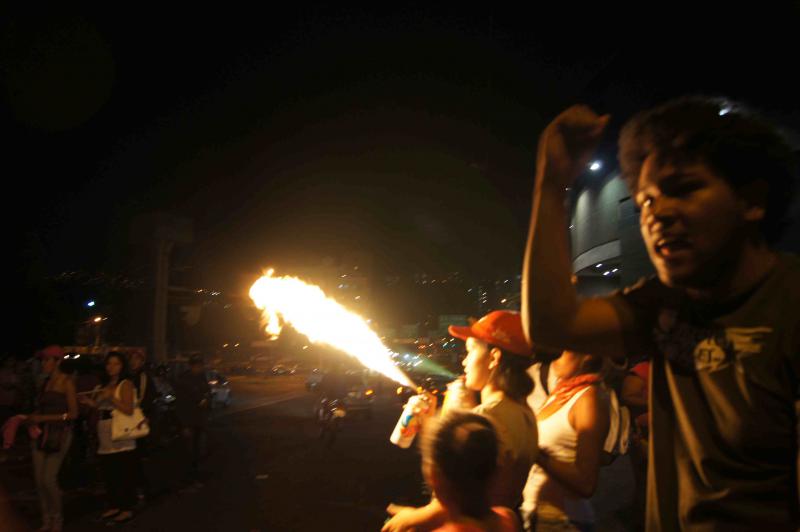 Feuerwerk und Musik geben der Kundgebung eher die Stimmung einer Volksfestes – trotz des ernsten Anlasses tanzen die Menschen auf der Straße.