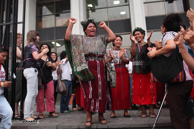 Frauen aus der Region Ixil feiern das Urteil gegen Ríos Montt