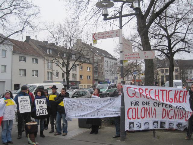 Demonstranten vor dem Haus von Hartmut Hopp in Krefeld.