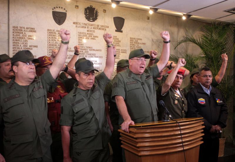 Verteidigungsminister Diego Molero (am Rednerpult), Innenminister Néstor Reverol (rechts) und Vertreter des Militärs