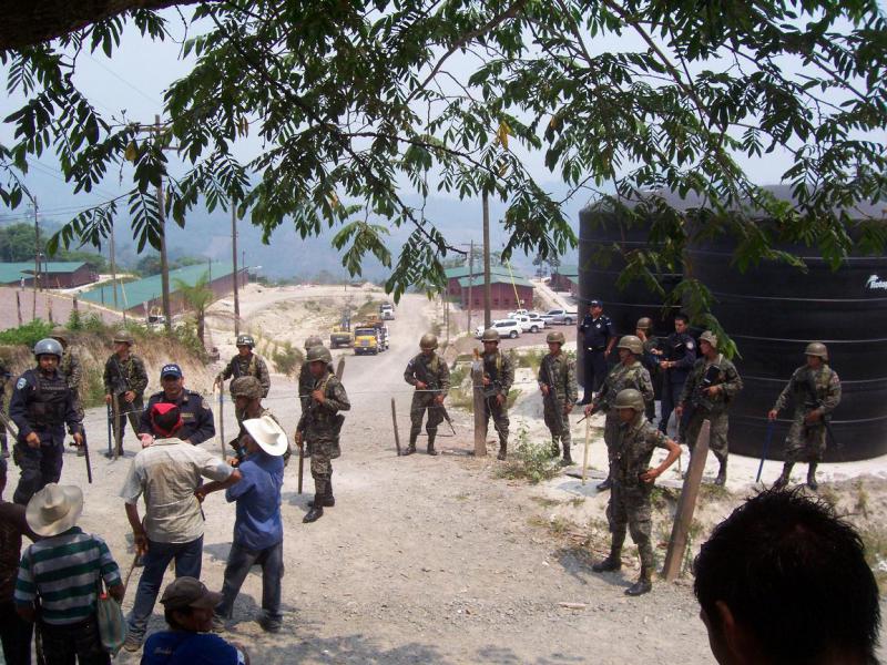 Polizisten und Soldaten bewachen das Gelände der Unternehmen DESA und SINOHYDRO