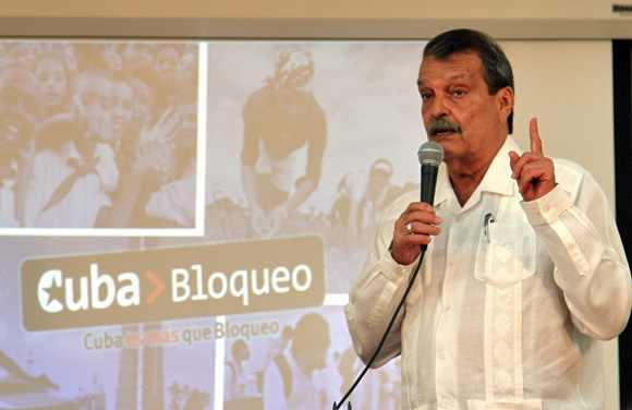 Der Vizeaußenminister Kubas, Abelardo Moreno, bei der Vorstellung des Berichts
