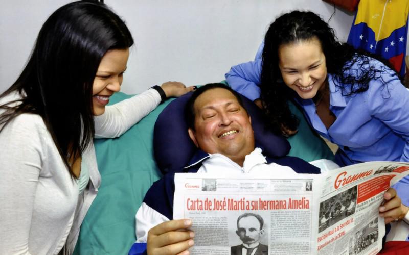 Chávez mit der kubanischen Tageszeitung Granma vom 14. Februar