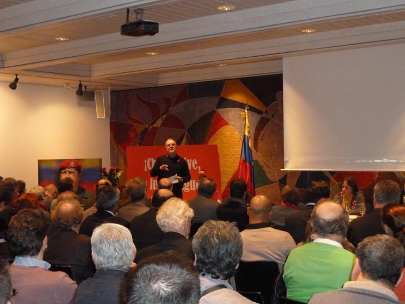 Der ehemalige Botschafter der Schweiz in Venezuela, Walter Suter, bei der Veranstaltung in Bern