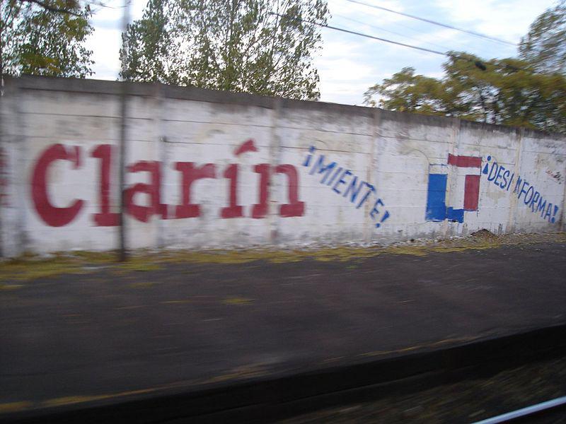 Clarín lügt! desinformiert! - Graffiti an einer Häuserwand in Buenos Aires. Die Clarín-Gruppe ist der finanzstärkste Medienkonzern Argentiniens