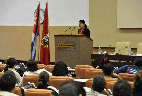 Yuniasky Crespo Baquero, Vorsitzende der kommunistischen Jugend Kubas (UJC), spricht zum Tod von Hugo Chávez