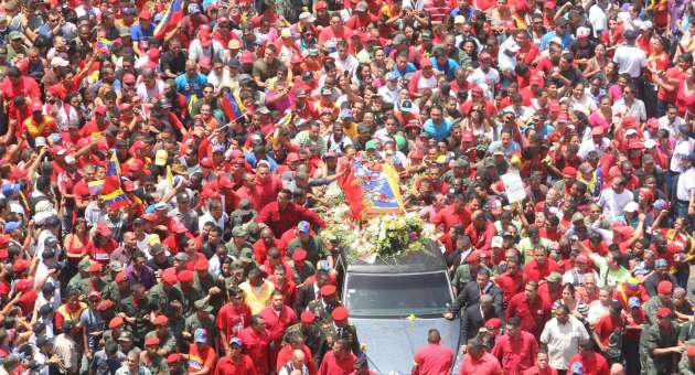 Sarg mit dem Leichnahm von Chávez