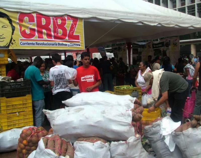Mitglieder der CRBZ, "Revolutionäre Strömung Bolívar und Zamora" die vor allem in den ländlichen Gebieten Venezuelas aktiv ist, verkaufen Gemüse, Wurzeln und Obst