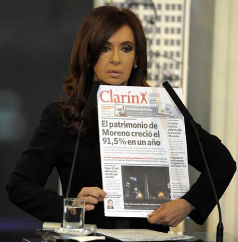 Argentiniens Staatspräsidentin Cristina Fernández mit einem Exemplar der Tageszeitung Clarín