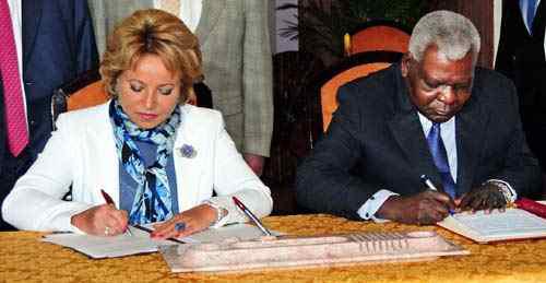 Die Präsidentin des russischen Parlaments, Valentina Matviyenko und Esteban Lazo,  Präsident der kubanischen Nationalversammlung, unterzeichneten ein interparlamentarisches Kooperationsabkommen