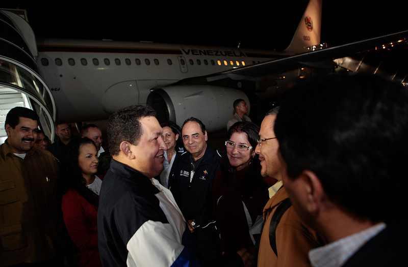 Regierungsmitarbeiter verabschieden Hugo Chávez vor seinem Abflug nach Kuba.