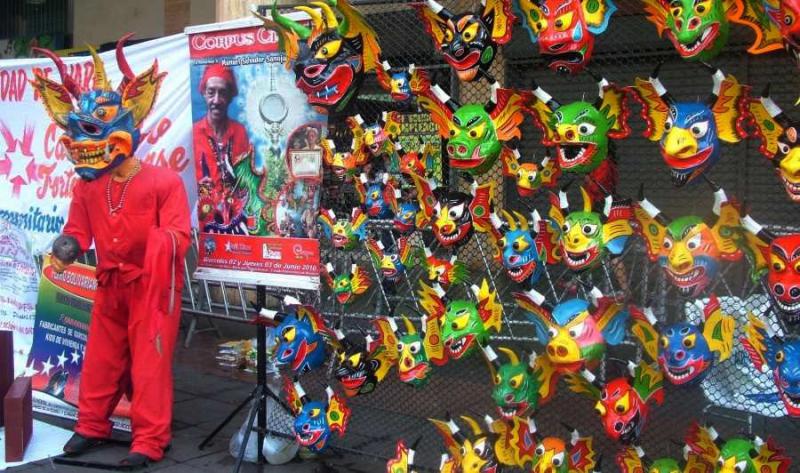 Masken für die traditionellen "Tanzenden Teufel". Arbeiten einer Kommune aus Yare im Bundesstaat Miranda