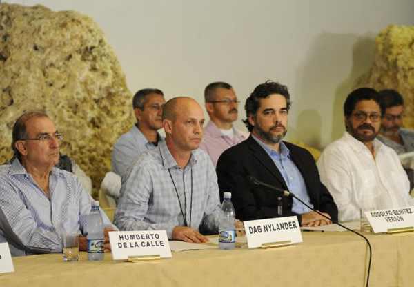 Humberto de la Calle, Dag Nylander, Rodolfo Benítez und Iván Márquez (v.l.n.r.) bei der Pressekonferenz am 6. November