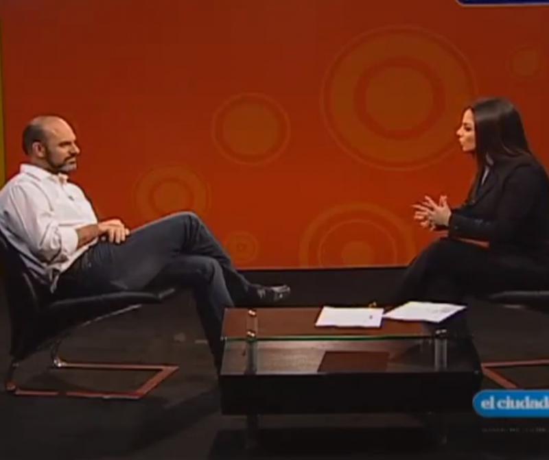 Der chilenische Journalist Patricio Mery Bell im Interview mit "El Ciudadano TV"