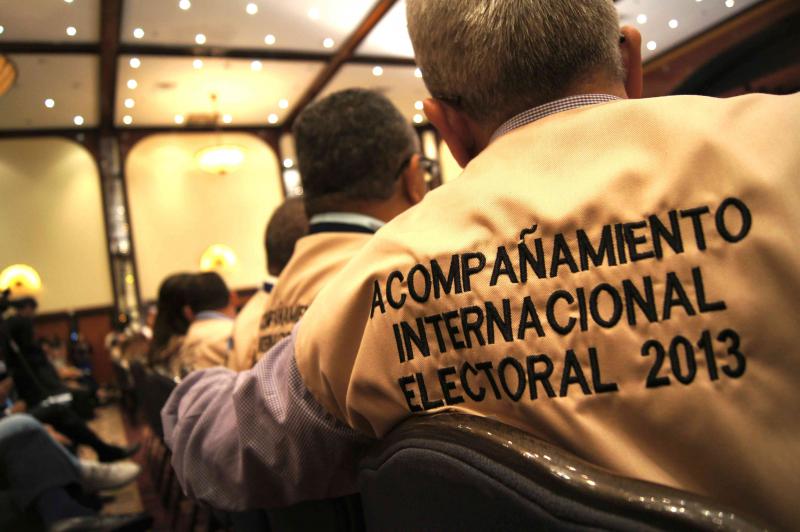 Die Gruppe der internationalen Wahlbegleiter des CNE bestand aus 120 Personen aus 47 Ländern. Die Delegationen wurden von Samstag bis Montag auf alle 23 Bundesstaaten des Landes und die Hauptstadt Caracas verteilt, wo sie am Sonntag jeweils mehrere Wahlbüros besuchten und mit den Wahltischmitarbeitern sprachen.