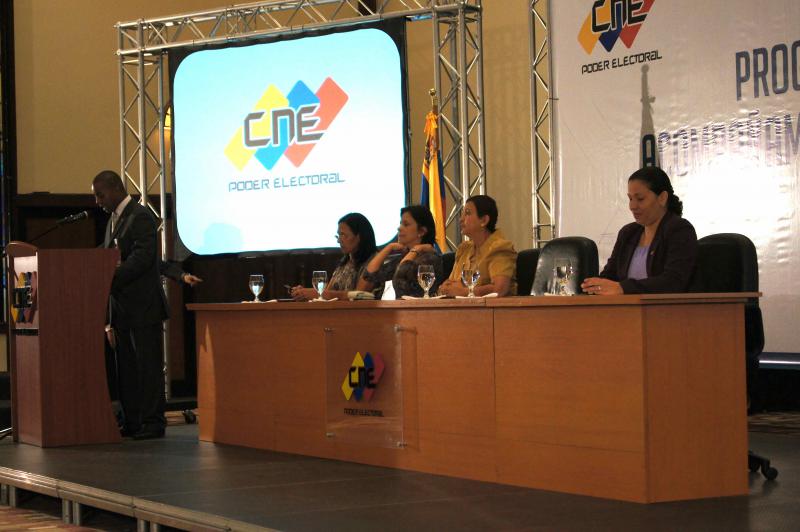 Alle Wahlen werden in Venezuela vom Nationalen Wahlrat (CNE) durchgeführt. Mit der neuen Verfassung von 1999 wurde er den drei Gewalten des bürgerlichen Rechtssystems (Legislative, Judikative und Exekutive) als "Poder Electoral" (Wahlgewalt) gleichgestellt. Jeder Bürger kann sich für die Mitarbeit bewerben. Die fünf Direktoren des Wahlrates, hier im Bild die amtierenden Direktorinnen, werden vom Parlament gewählt. Sie dürfen keiner politischen Partei angehören.