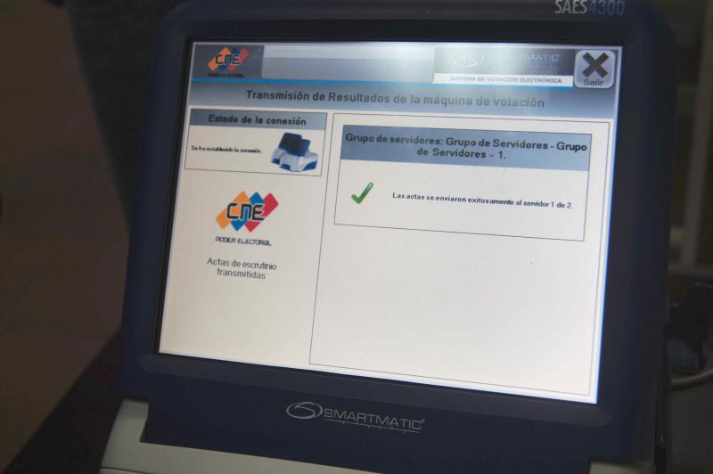 Auf dem Bildschirm des Wahlcomputers bestätigt der Server des CNE den Eingang des Ergebnisses von dieser Maschine.