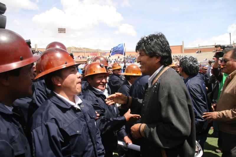 Evo Morales mit Bergarbeitern