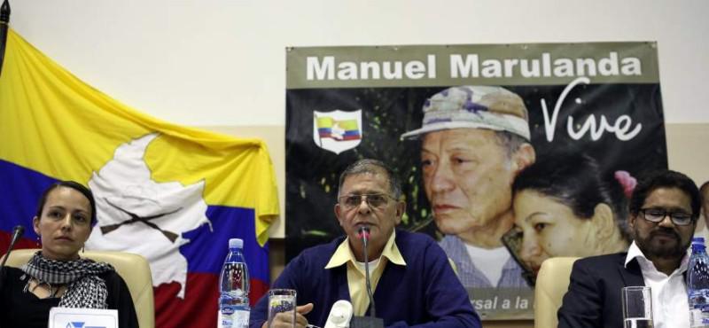 FARC-Sprecher Ricardo Tellez (Mitte)