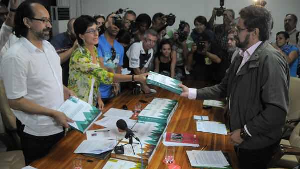 UN-Vertreterin Olga Virginia González Reyes und Marcos Alberto Romero Silva von der Universität Bogotá mit der FARC-Delegation in Havanna