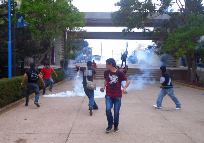 Tränengaseinsatz gegen die Protestierenden