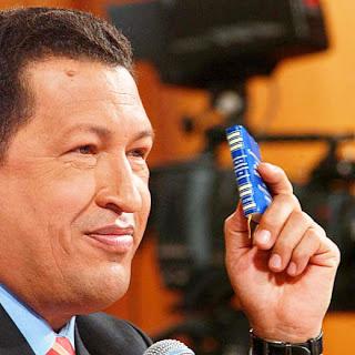 Im Dezember 1999 präsentiert Hugo Chávez die neue bolivarische Verfassung, angenommen in einem landesweiten Referendum.