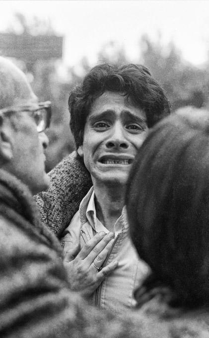 Sohn von Santiago Nattino während der Beerdigung seines Vaters im April 1985, Santiago. 
Santiago Nattino wurde von der Polizei entführt und ermordet (Fall Degollados)
