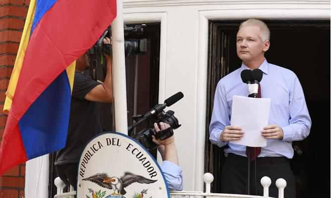 Julian Assange bei seiner Ansprache aus der Botschaft Ecuadors in London nach einem Jahr Asyl am 19. Juni 2013