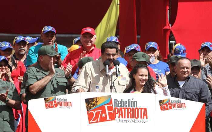 Minister der Regierung und Vizepräsident Nicolás Maduro. Rechts neben ihm Rosa Virginia Chávez, die Tochter des Präsidenten