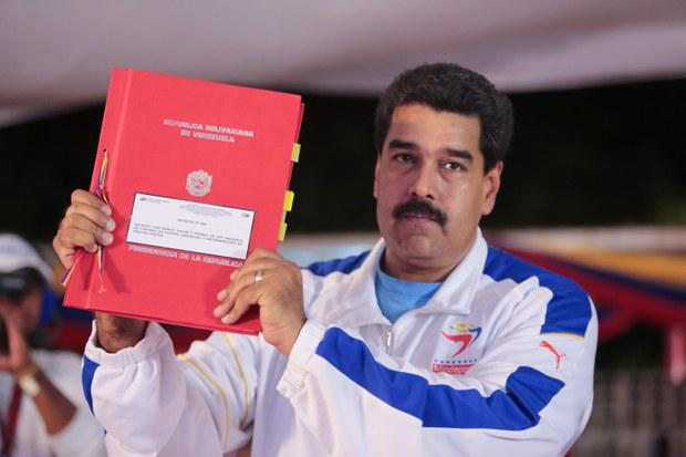 Präsident Maduro nach der Übergabe des "Ley Habilitante" durch das Parlament