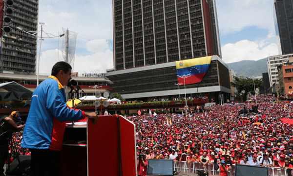 Nicolás Maduro bei seiner Ansprache vor dem Gebäude des Wahlrates CNE