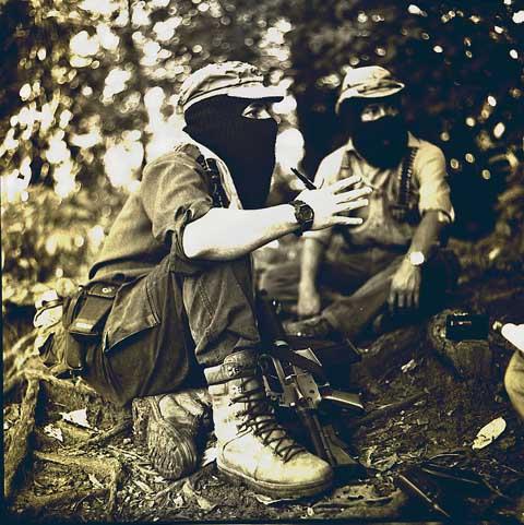 Subkommandant Marcos und Kommandant Tacho vom Ejercito Zapatista de Liberación Nacional (EZLN) im lakondonischen Urwald, Chiapas