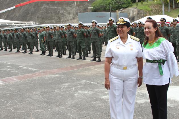 Venezuelas Verteidigungsministerin Carmen Meléndez (links) ist mit ihrer ecuadorianischen Amtskollegin María Fernanda Espinoza Garcés